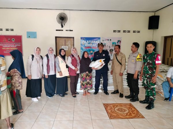 Pembagian Beras kepada Masyarakat Desa Jiwan dari Bulog